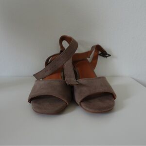 Universal Thread Gray/Tan Heels